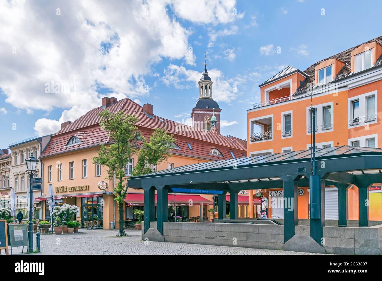 Berlin, Allemagne - Mai 23, 2021: Centre historique et vieille ville du quartier de Spandau dans la banlieue ouest avec la station de métro Altstadt Spandau an Banque D'Images