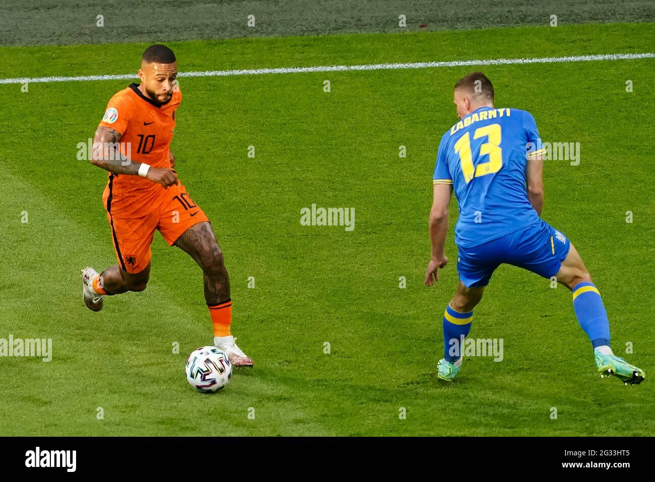 AMSTERDAM, PAYS-BAS - JUIN 13 : Memphis Depay des pays-Bas et Illia Zabarnyi d'Ukraine pendant le match de championnat de l'UEFA Euro 2020 du groupe C entre les pays-Bas et l'Ukraine à l'arène Johan Cruijff le 13 juin 2021 à Amsterdam, pays-Bas (photo d'Andre Weening/Orange Pictures) Credit: Orange pics BV/Alay Live News Banque D'Images