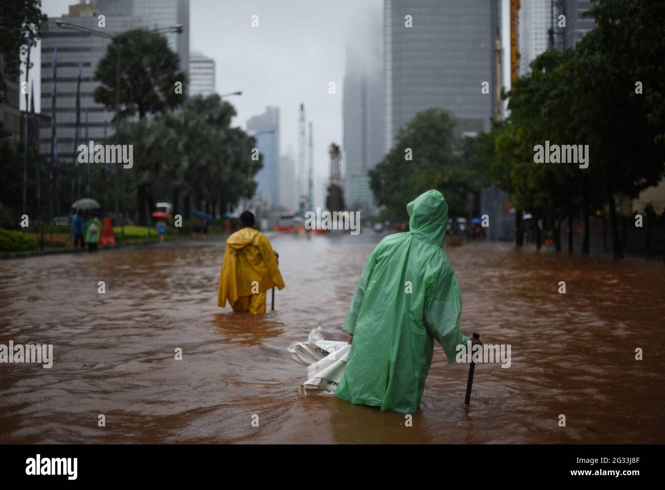 Jakarta, Indonésie. 9 février 2015. Les employés du bureau de planification de la ville tentent de déterminer si le système de drainage de la rue est obstrué, après une pluie continue a inondé Jakarta, sur la rue Thamrin qui s'étend à travers le coeur de la capitale indonésienne. Banque D'Images
