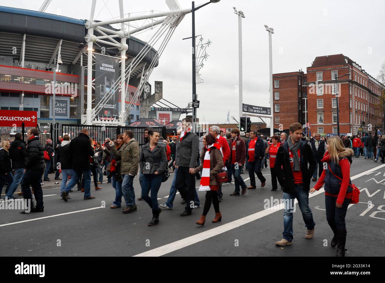 Supporters de rugby gallois marchant le long de Westgate St à Cardiff, pays de Galles, devant le Millennium Stadium, 16 novembre 2013 Journée internationale des matches Banque D'Images