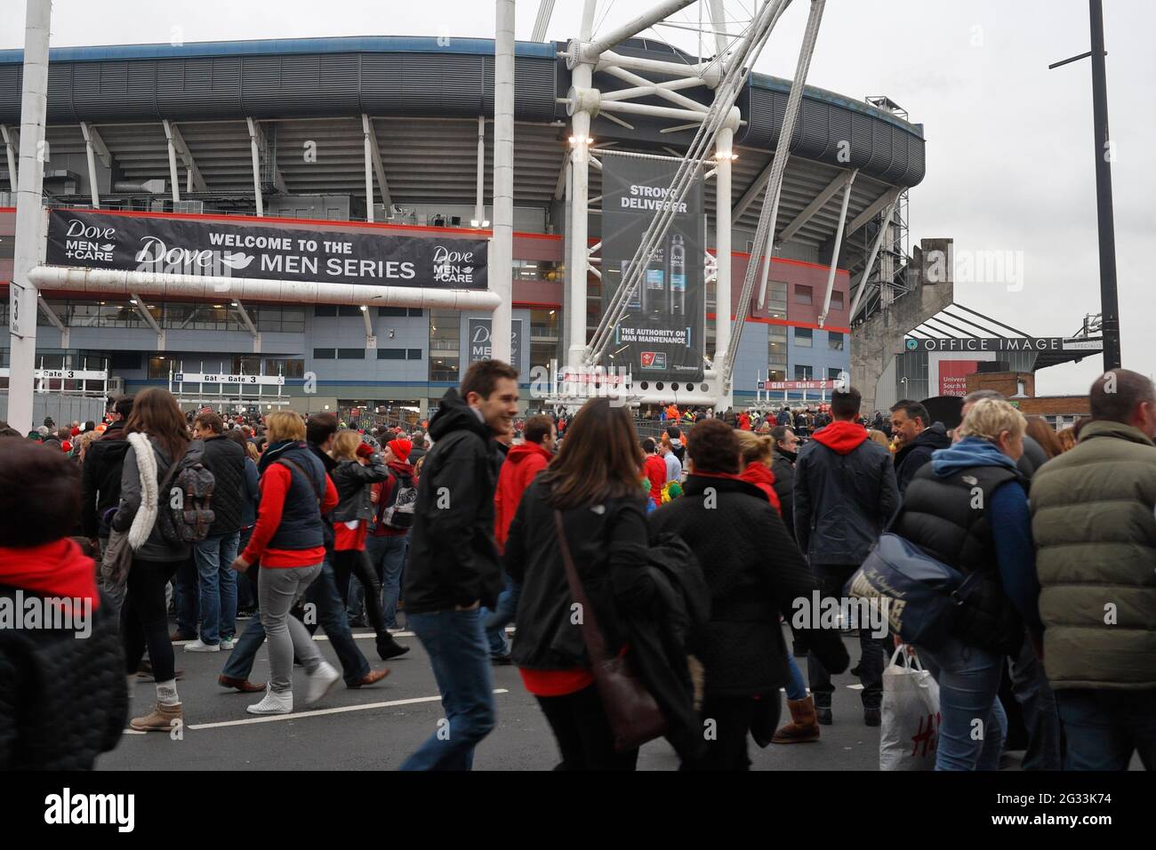 Supporters de rugby gallois marchant le long de Westgate St à Cardiff, pays de Galles, devant le Millennium Stadium, 16 novembre 2013 Journée internationale des matches Banque D'Images