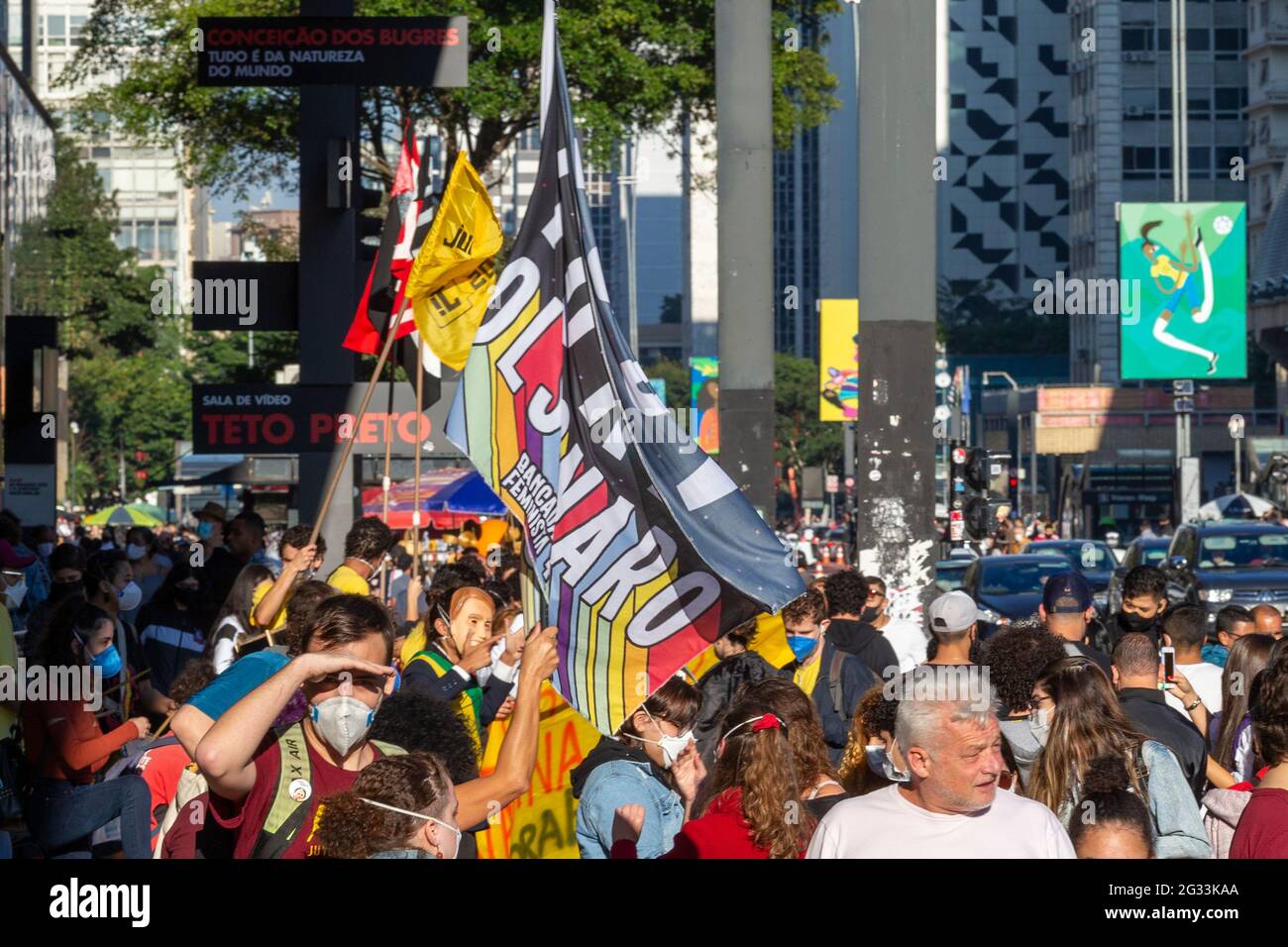 São PAULO (SP), 06.13.2021 - politique – Un groupe de manifestants du collectif de jeunes protestant à la Copa América au Brésil et au Fora Bolsonaro Banque D'Images