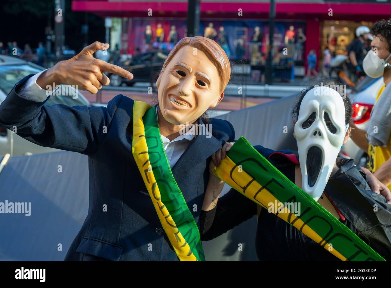 São PAULO (SP), 06.13.2021 - politique – Un groupe de manifestants du collectif de jeunes protestant à la Copa América au Brésil et au Fora Bolsonaro Banque D'Images