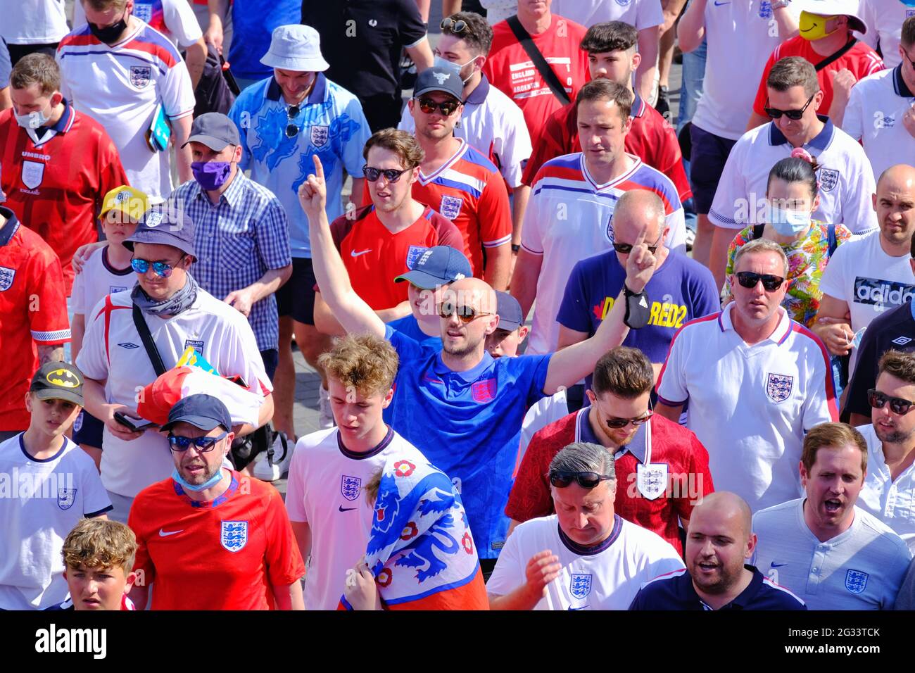 Londres, Royaume-Uni. Les fans de football d'Angleterre victorieux quittent le stade Wembley après que l'équipe a remporté la victoire de 1-0 sur la Croatie lors des matchs de groupe. Banque D'Images