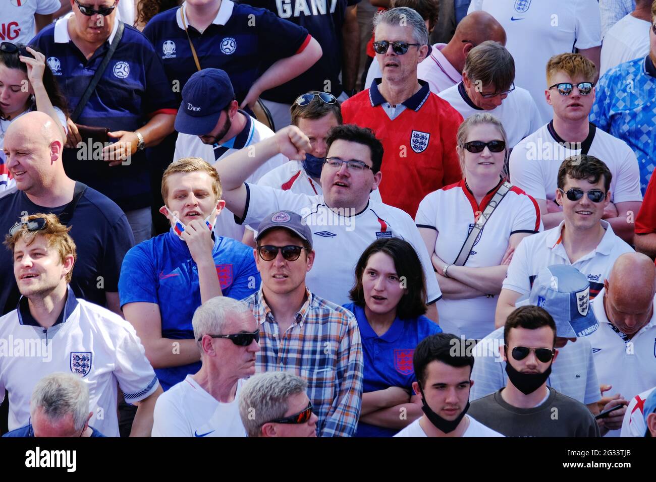 Londres, Royaume-Uni les fans de football de l'Angleterre quittent le stade Wembley en bonne humeur après le premier match de l'Euro 2020 contre la Croatie. Banque D'Images