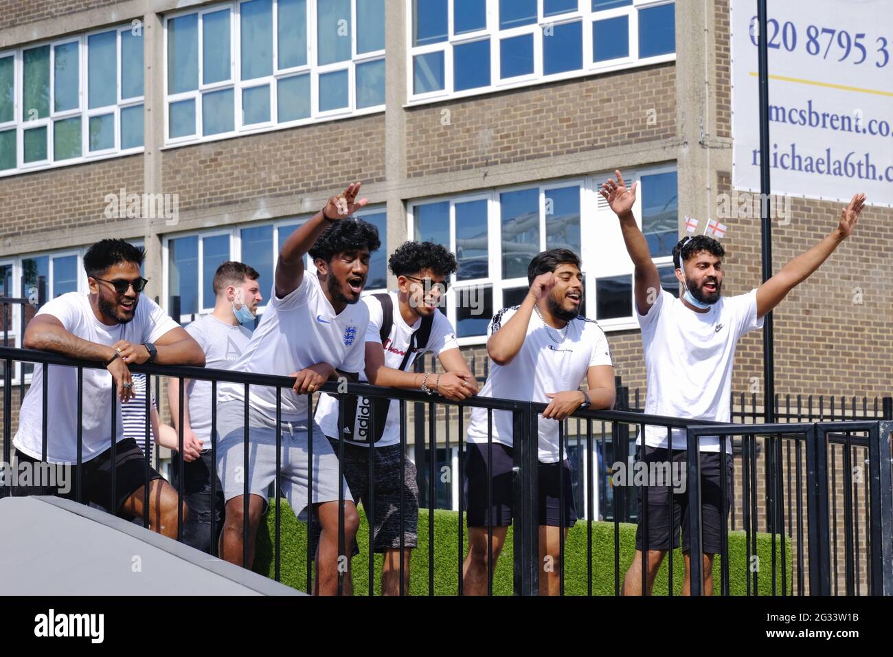 Londres, Royaume-Uni. Un groupe de supporters de football d'Angleterre fêtent après la victoire de l'équipe au tournoi Euro contre la Croatie, en dehors du stade Wembley Banque D'Images