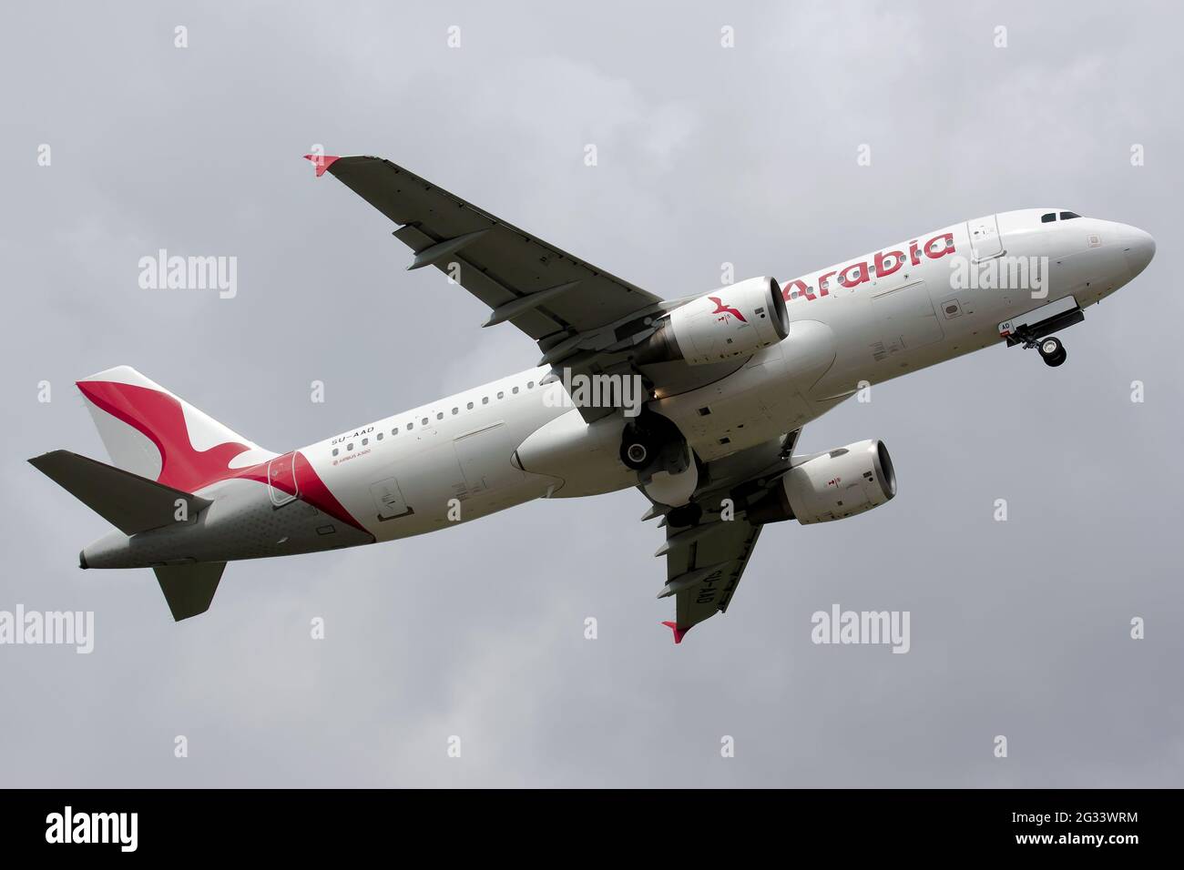 Bergame, Italie. 2 mai 2021. Un Airbus 320 d'Air Arabia Égypte quitte l'aéroport de Bergame Orio al Serio. Credit: Fabrizio Gandolfo/SOPA Images/ZUMA Wire/Alay Live News Banque D'Images