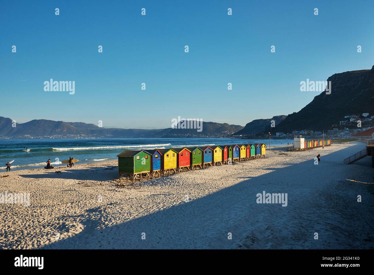 Maisons colorées sur la plage de Muizenberg, le Cap, Afrique du Sud, juin 2021 Banque D'Images