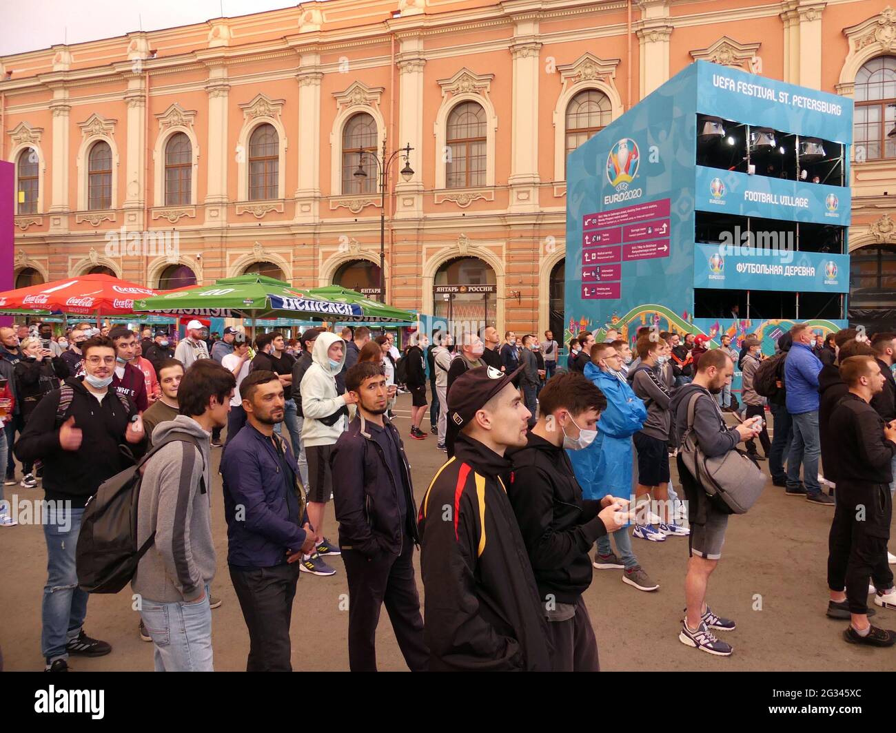 Saint-Pétersbourg, Russie. 13 juin 2021. 13 juin 2021, place Konyushennaya, Saint-Pétersbourg, Fédération de Russie : Les championnats de l'UEFA de 2021 étant désormais bien en cours, et le choc d'hier de l'effondrement cardiaque de Kristian Eriksen au Danemark a déferlé, des spectateurs enthousiastes ont de nouveau rejoint la Fanzone de l'UEFA à Saint-Pétersbourg pour assister à des matchs de tout le continent européen, projetés sur des écrans géants de diffusion sur la place Konyushennaya. Crédit : Julia Mineeva/TheNEWS2/ZUMA Wire/Alay Live News Banque D'Images