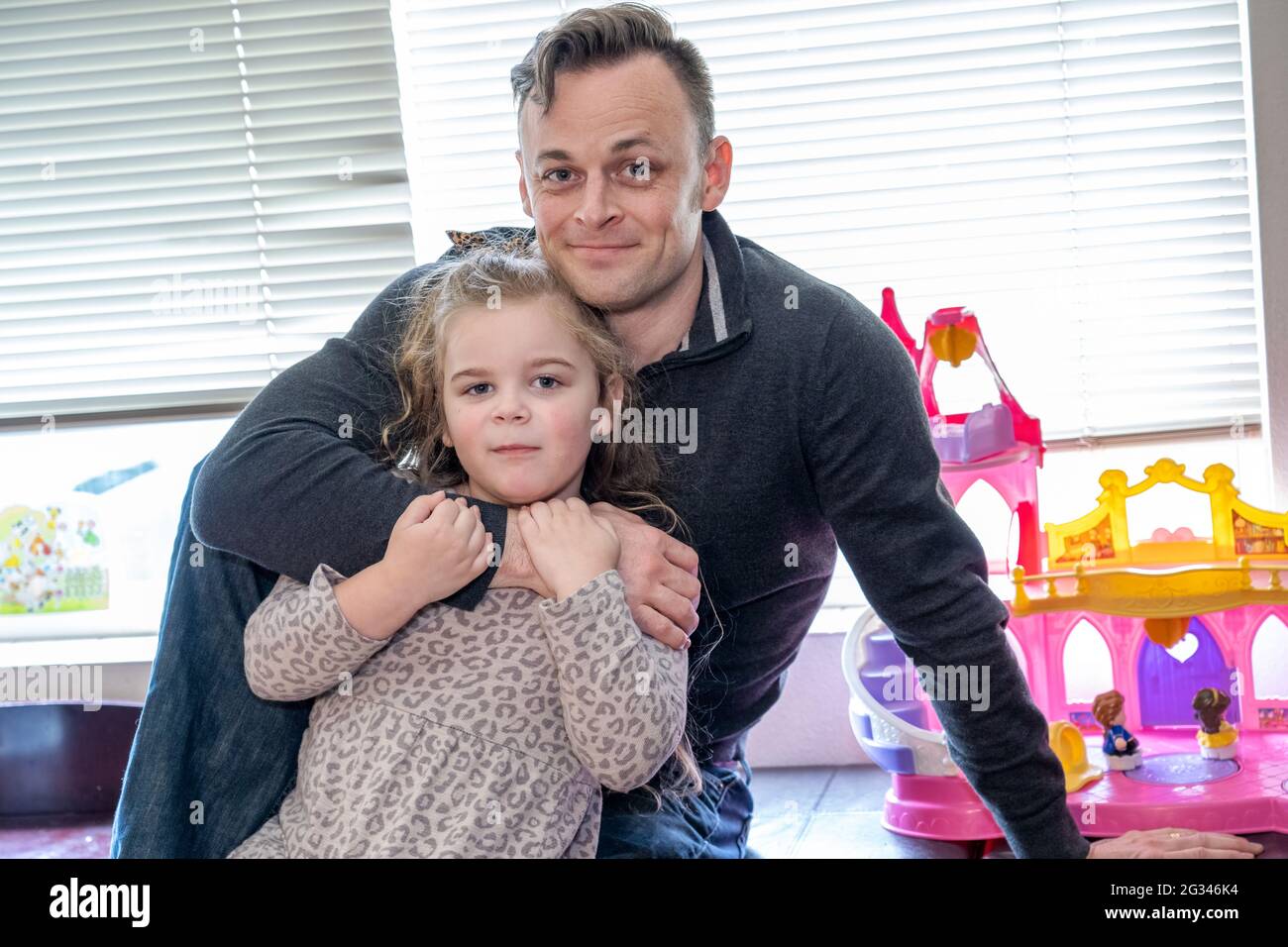 Homme tenant sa fille heureuse de 4 ans. (M.) Banque D'Images