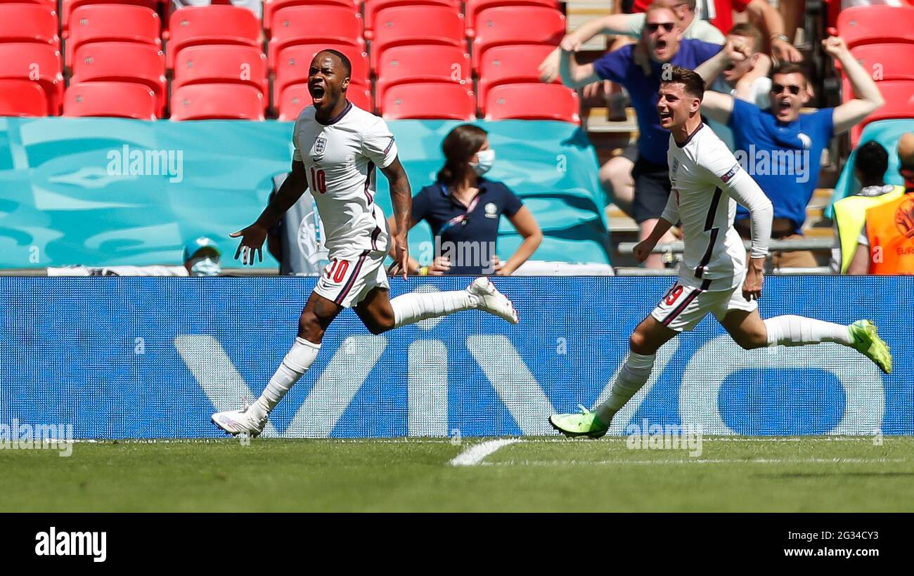 Londres, Grande-Bretagne. 13 juin 2021. Le Raheem Sterling (L) d'Angleterre célèbre après avoir marquant un but lors du match du Groupe D entre l'Angleterre et la Croatie au Championnat de l'UEFA Euro 2020 à Londres, en Grande-Bretagne, le 13 juin 2021. Credit: Han Yan/Xinhua/Alay Live News Banque D'Images
