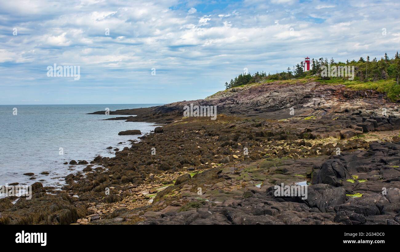 Phare de point Prim vu de la plage rocheuse en dessous pendant la marée basse. Situé près de Digby, Nouvelle-Écosse. Banque D'Images