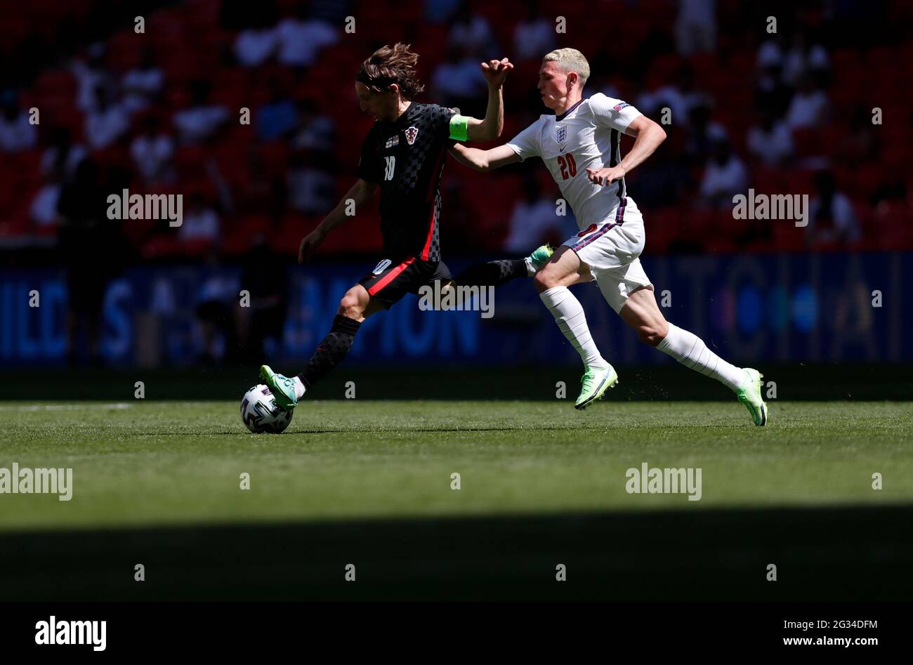 Londres, Grande-Bretagne. 13 juin 2021. Luka Modric (L) de Croatie rivalise avec Philip Foden d'Angleterre lors du match du Groupe D entre l'Angleterre et la Croatie au Championnat d'UEFA Euro 2020 à Londres, en Grande-Bretagne, le 13 juin 2021. Credit: Han Yan/Xinhua/Alay Live News Banque D'Images