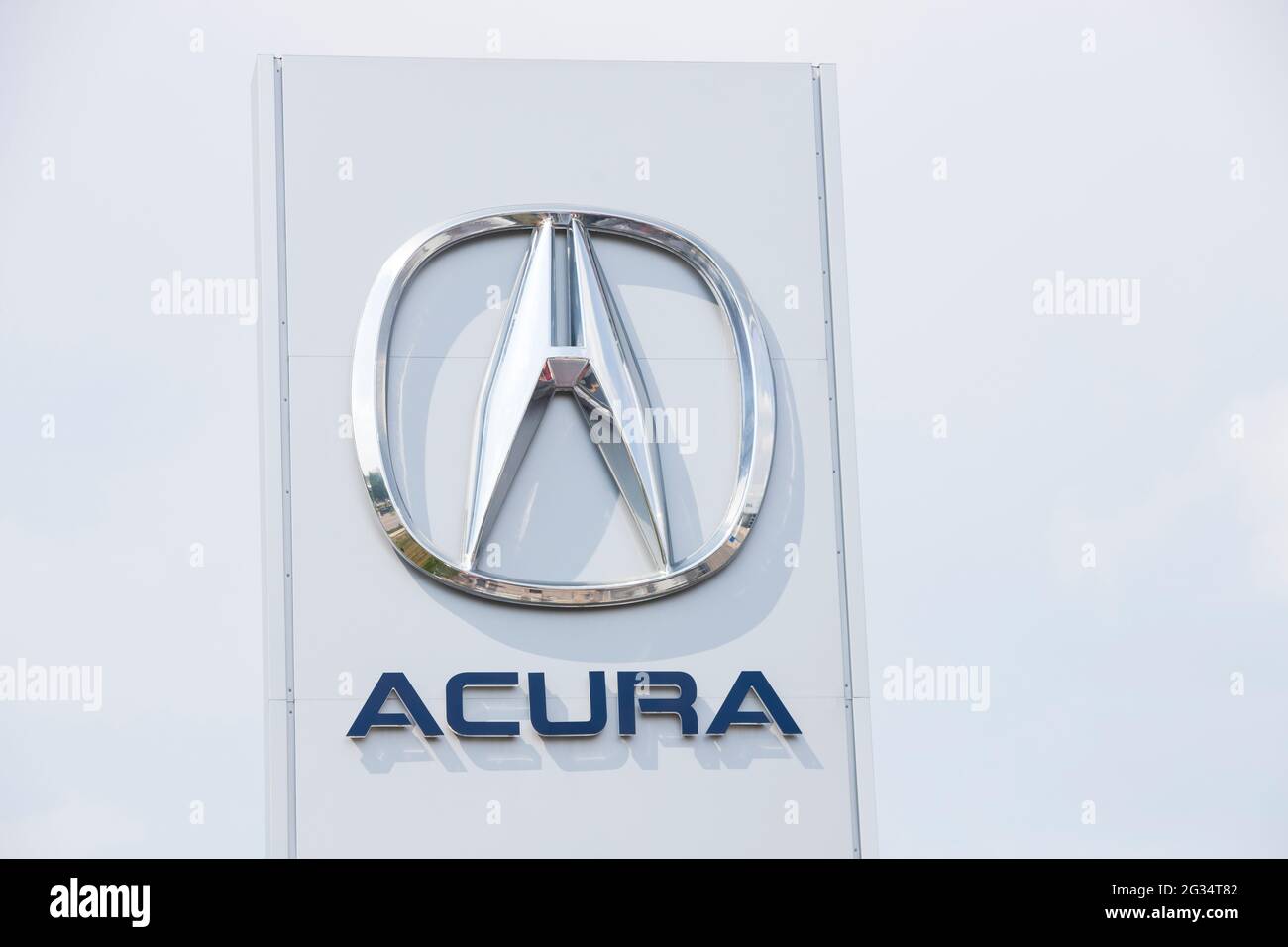 HAMILTON, Ontario, Canada - juin 2021 : le logo Acura est visible sur un panneau d'affichage sur fond blanc. Banque D'Images