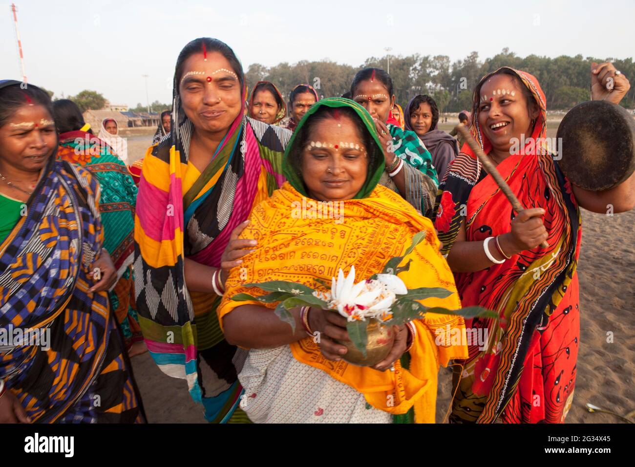 Peuple d'Odisha, en Inde, célébrant un rituel appelé Boitha Bandhana , qui est la mémoire du glorieux passé maritime de la région. Banque D'Images