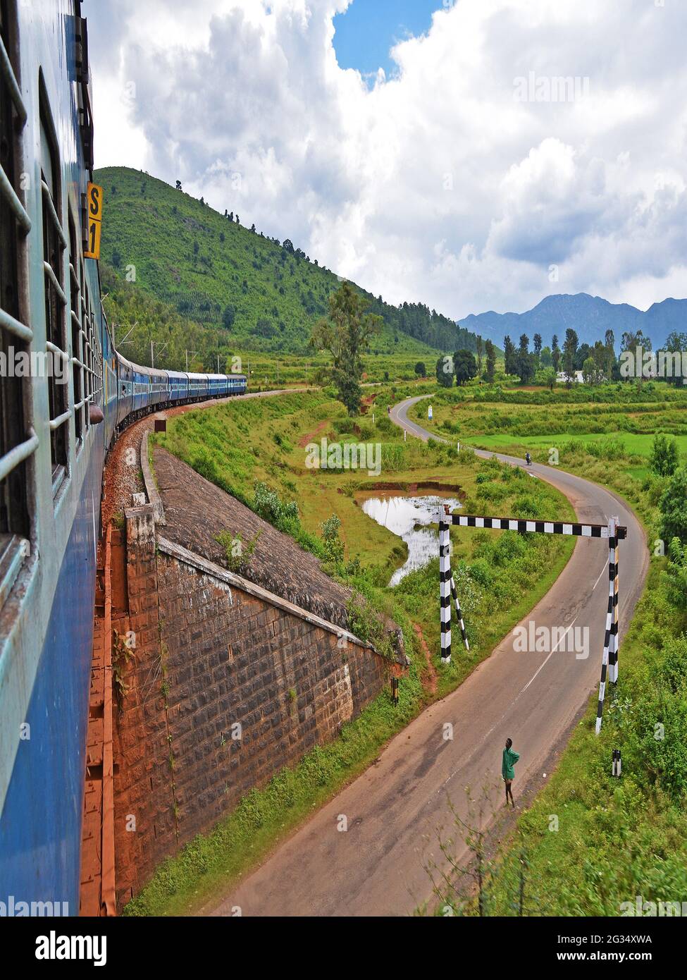 Indian Railways train Kirandul Passenger traversant Araku Valley, Andhra Pradesh, Inde Banque D'Images