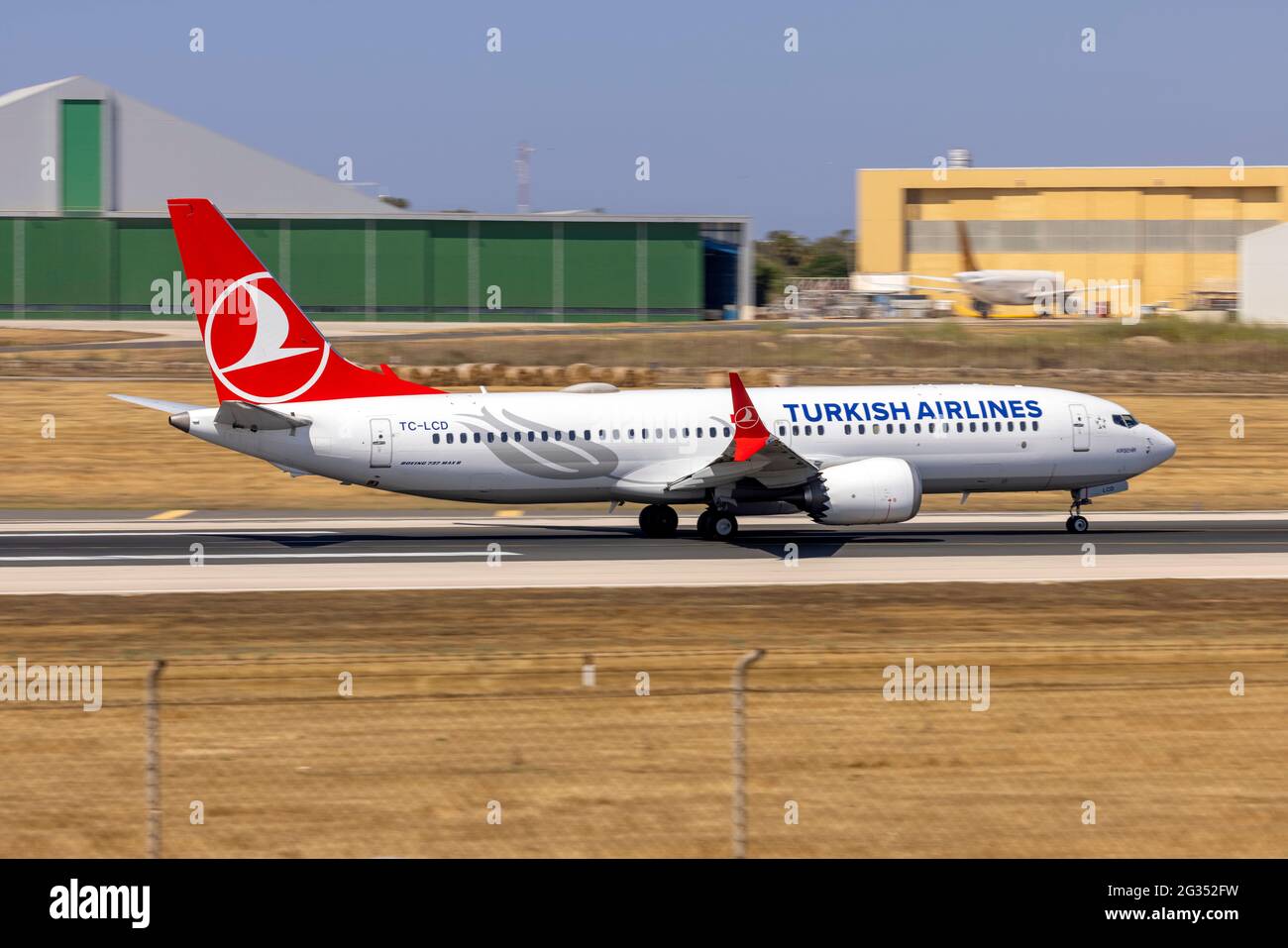 Turkish Airlines Boeing 737-8 MAX (Reg.: TC-LCD) le départ est un voyage de retour à Istanbul via la piste 31. Banque D'Images
