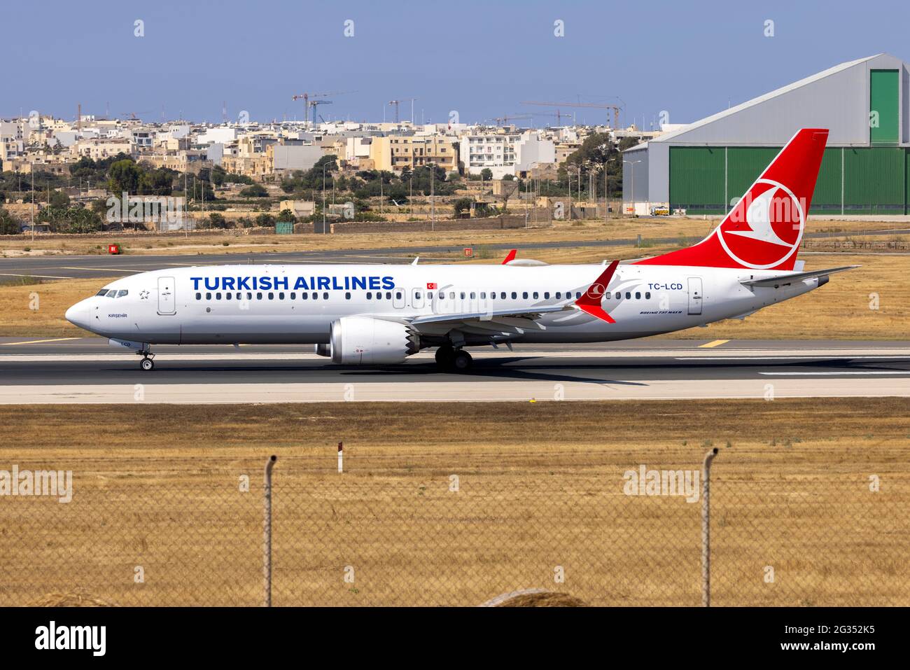 Turkish Airlines Boeing 737-8 MAX (Reg.: TC-LCD) le départ est un voyage de retour à Istanbul via la piste 31. Banque D'Images