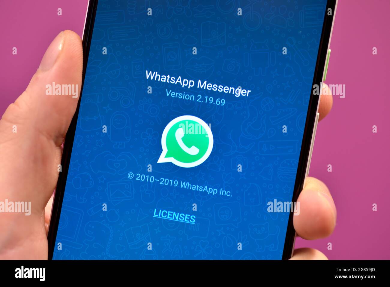 Photo de fichier datée du 15/03/19 d'une icône sur un smartphone pour l'application WhatsApp. WhatsApp a déclaré qu'elle s'engageait à protéger la vie privée des utilisateurs et estime que le chiffrement jouera un rôle clé dans la sécurité mondiale en cours, lors du lancement de sa première campagne marketing mondiale. Date de publication : lundi 14 juin 2021. Banque D'Images