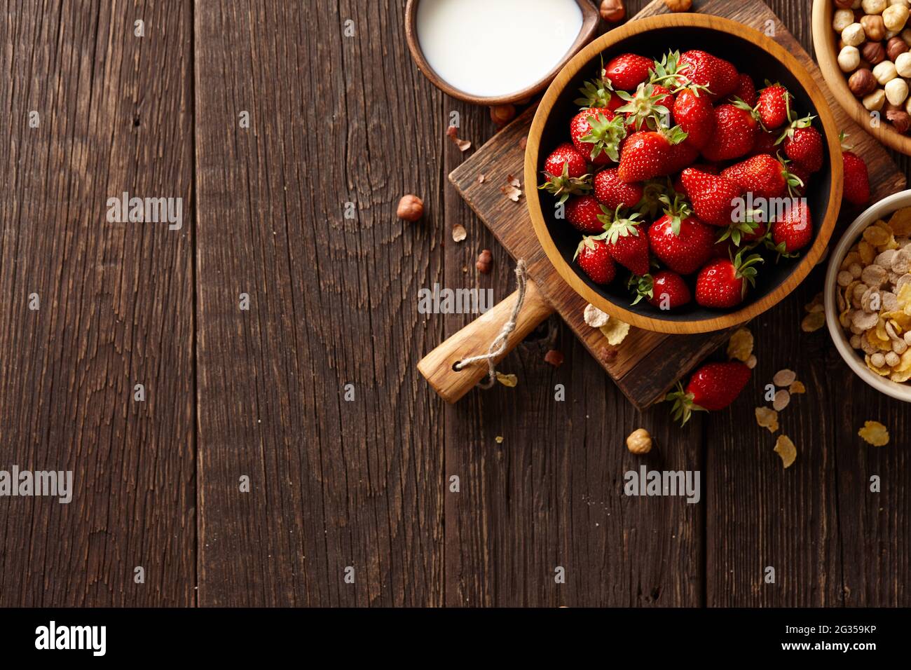 Petit-déjeuner d'été avec fraises, noix et granola Banque D'Images