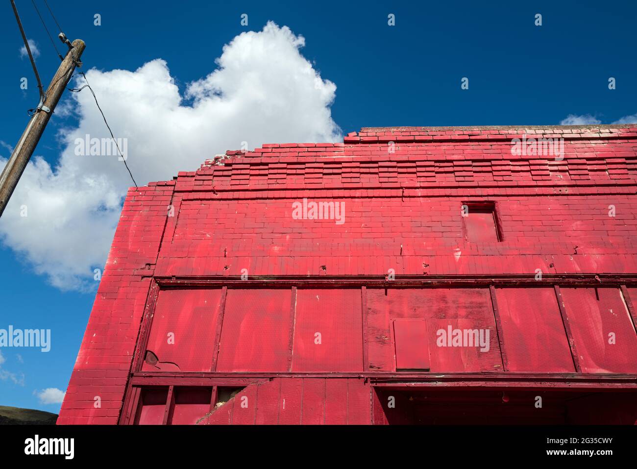 La façade d'un bâtiment en briques rouges qui s'écroule Banque D'Images