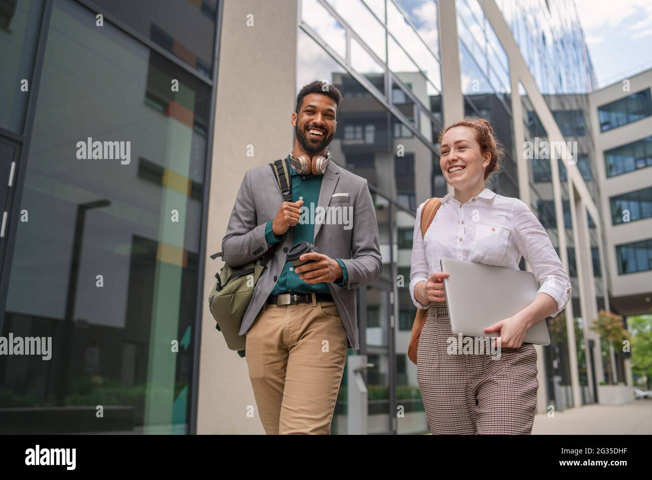 Réunion des amis en plein air en ville, la vie après la vaccination Covid-19 et retour à un concept normal. Banque D'Images