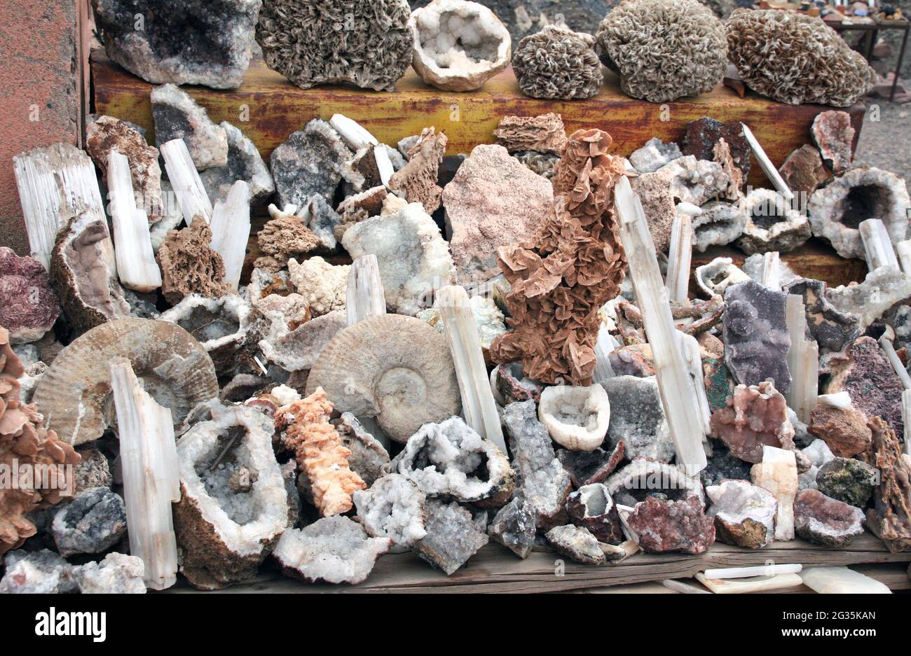 Souvenirs marocains traditionnels - coquillages fossilisés d'ammonites, cristaux de quartz, minéraux, stromatolite fossile pétrifiée, marché de rue (souk) dans ESS Banque D'Images