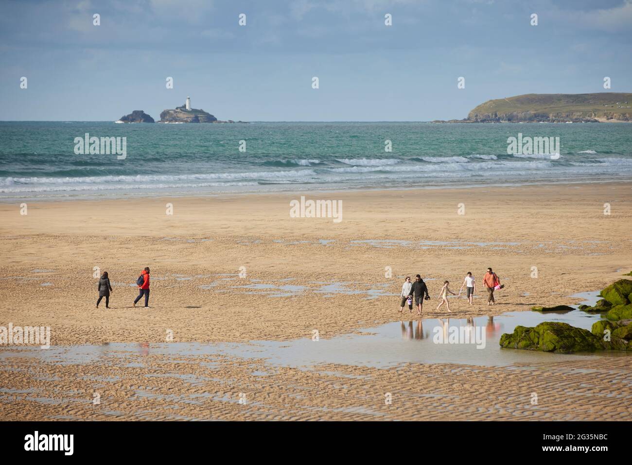 Destination touristique Cornish Hayle, à St Ives Bay, Cornwall, Angleterre, phare de Godrevy de l'autre côté de la plage Banque D'Images