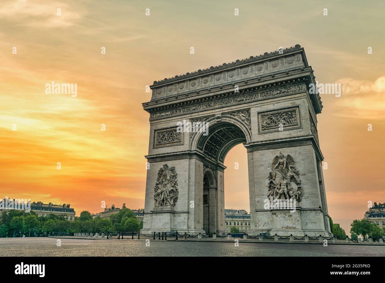 Paris France ville horizon lever de soleil à l'Arc de Triomphe et champs Elysées personne vide Banque D'Images