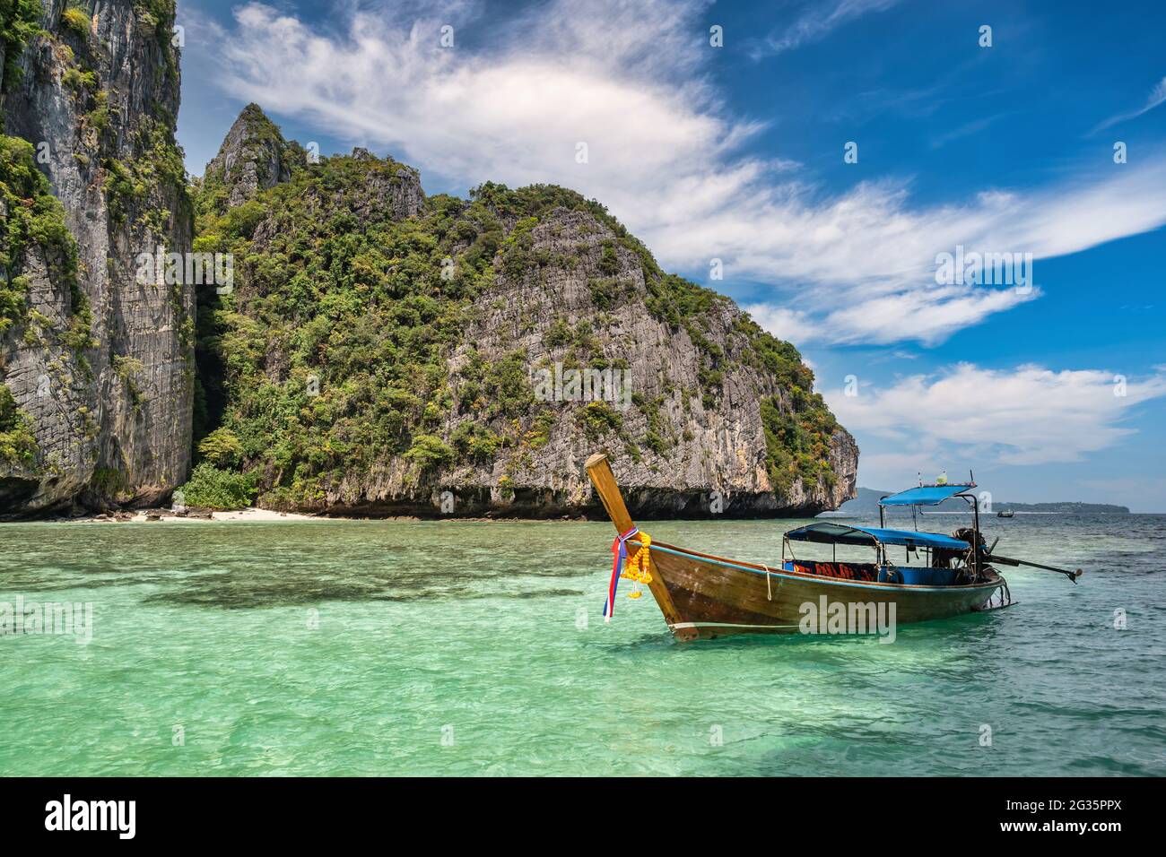 Vue sur les îles tropicales avec bateau à longue queue bleu océan eau de mer à Pileh Lagoon des îles Phi Phi, Krabi Thaïlande paysage nature Banque D'Images
