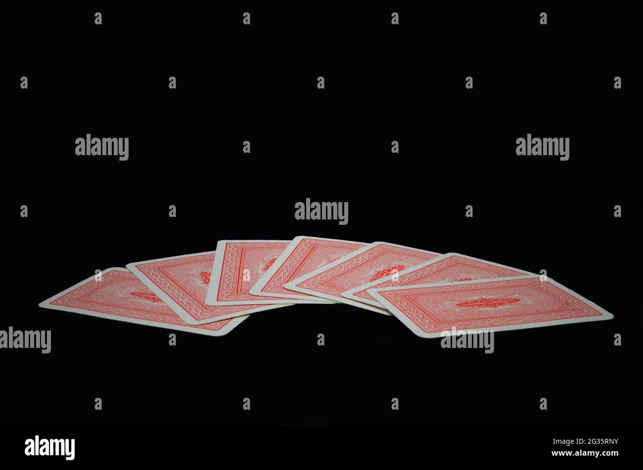 Photo d'un deck de cartes rouge sur fond noir Banque D'Images