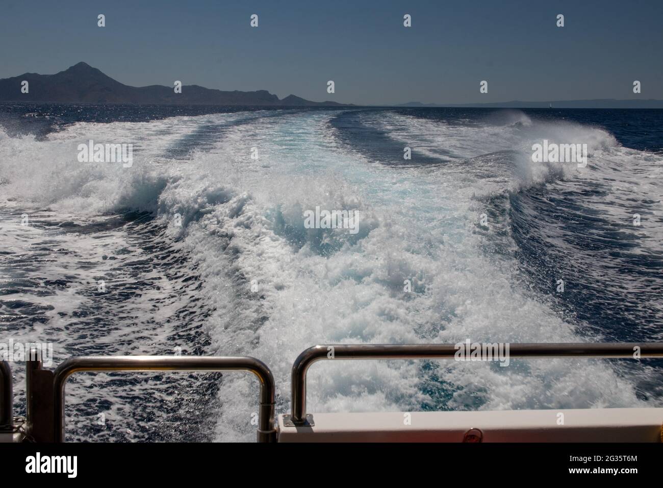 Concept de vacances. Réveillez-vous ou vaporisez un jet de mer derrière un bateau ou un hors-bord puissant qui glisse rapidement sur la mer Égée. Vue rapprochée du pont. Vacances, été, voyage, wat Banque D'Images