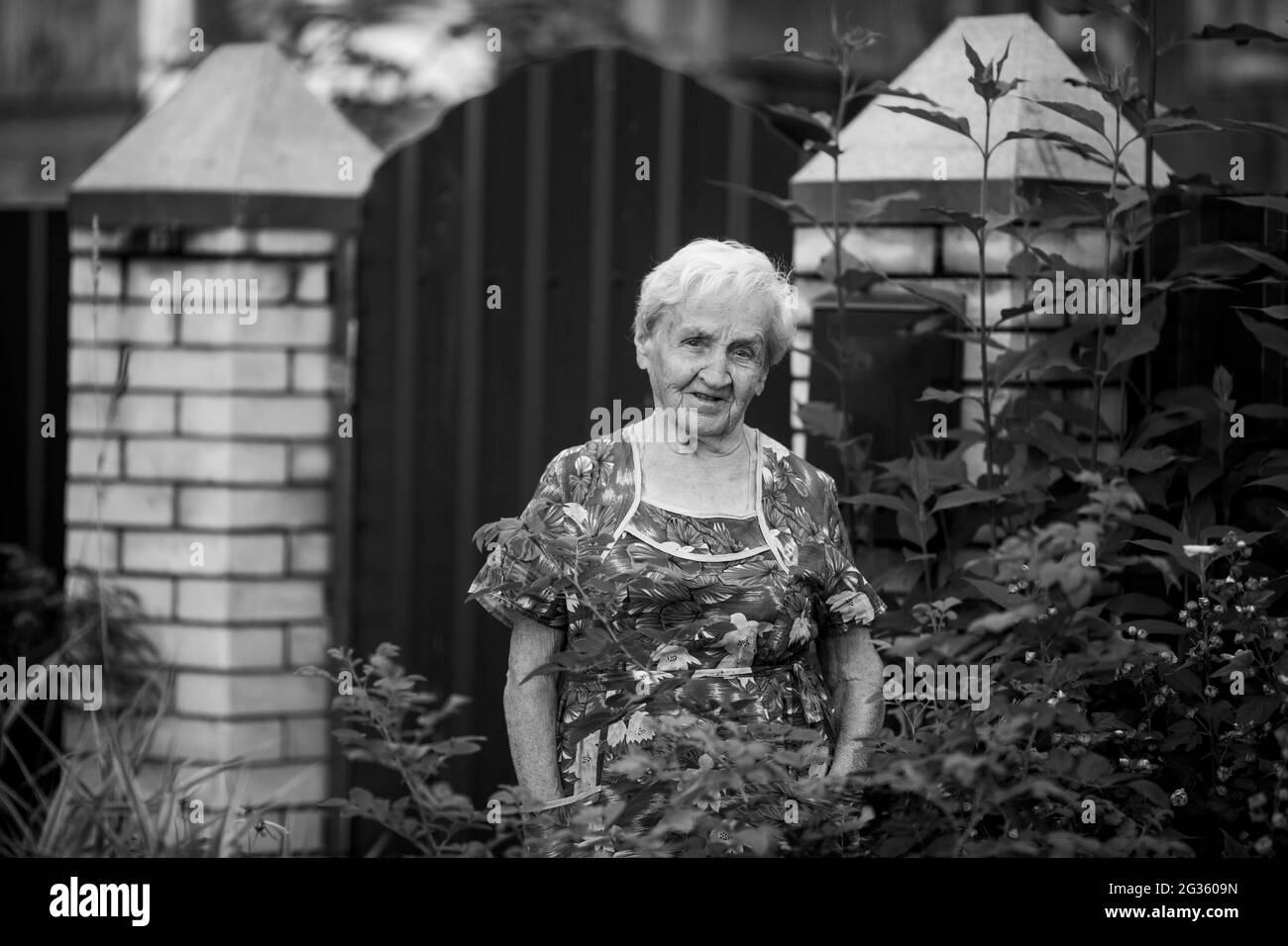 Portrait d'une vieille femme à l'extérieur. Photo en noir et blanc. Banque D'Images