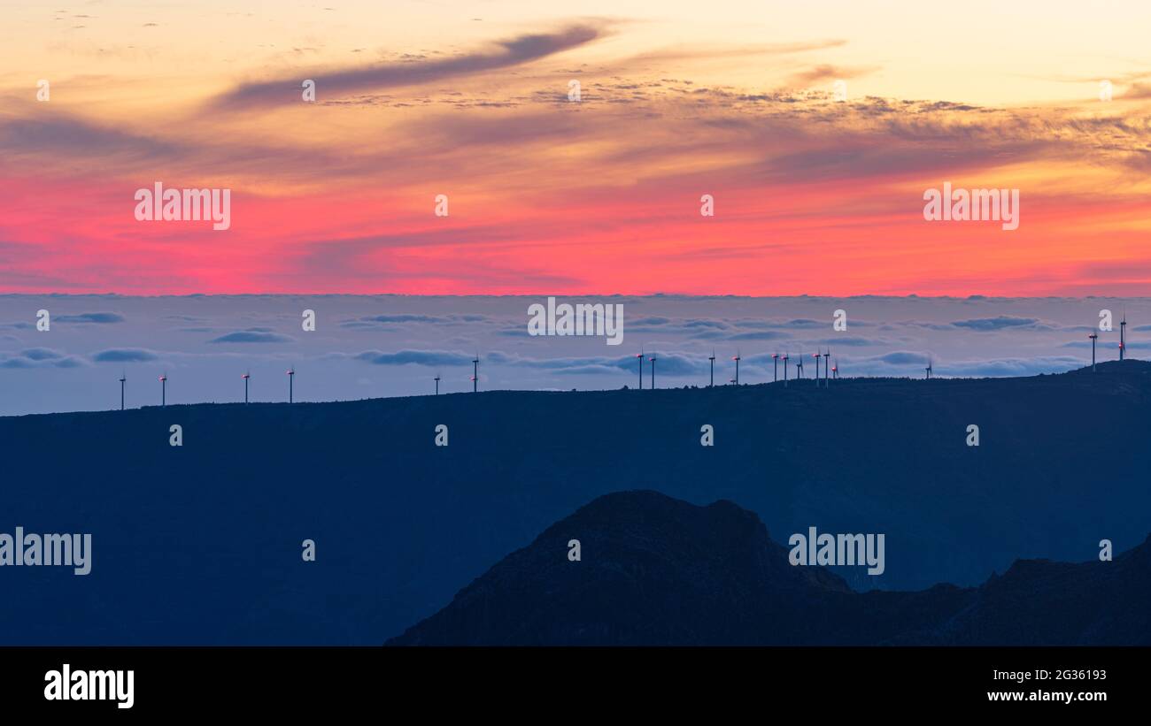Éoliennes dans une mer de nuages au coucher du soleil depuis la montagne Pico Ruivo, Encumeada, île de Madère, Portugal Banque D'Images