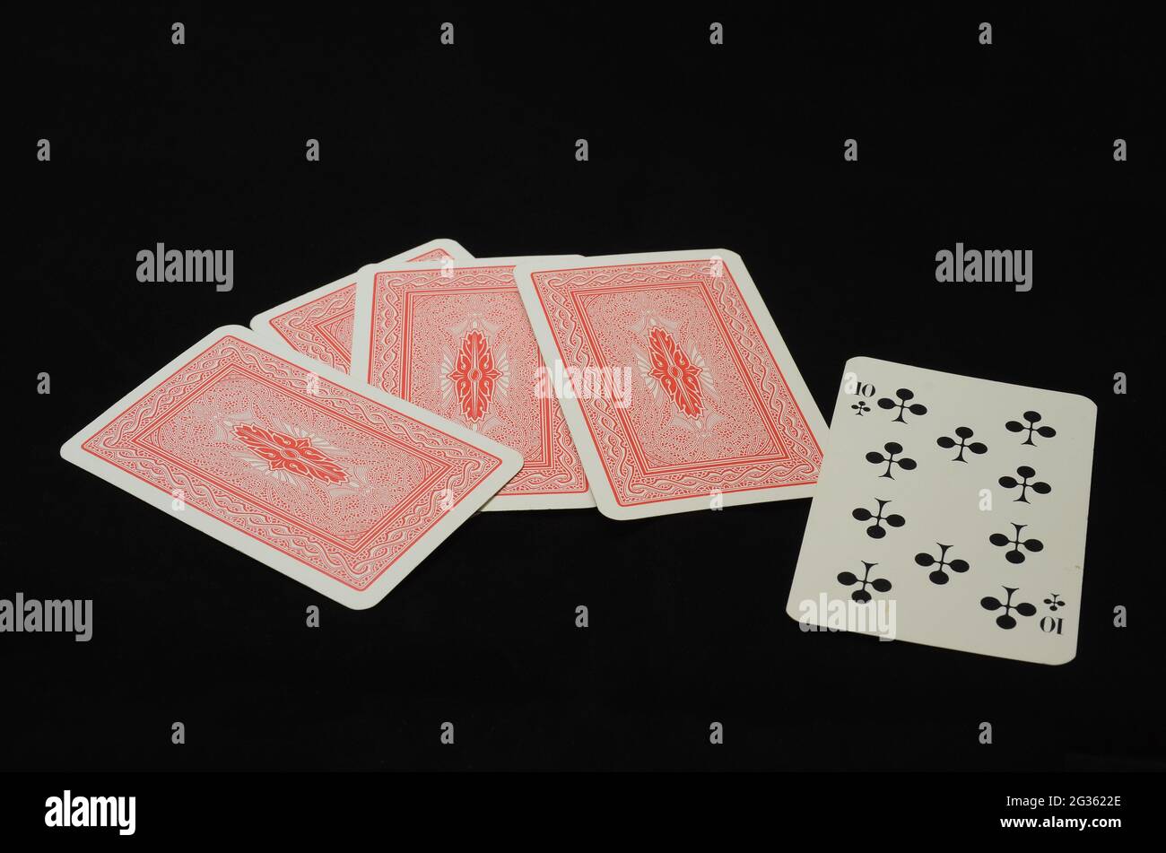 Photo d'un deck de cartes rouge sur fond noir Banque D'Images