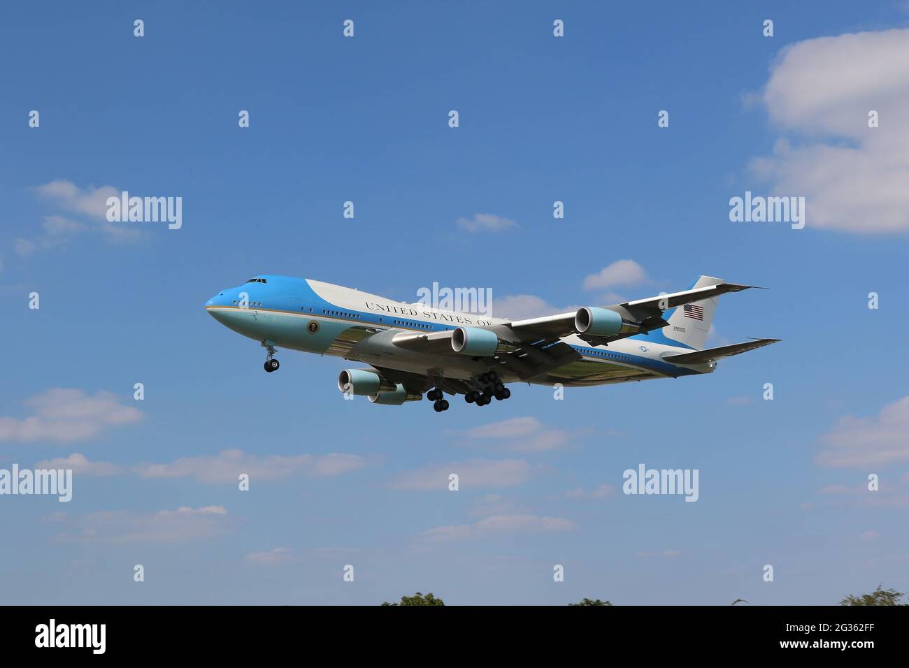 Non exclusif: LE Président DES ÉTATS-UNIS Joe Biden le transport aérien présidentiel atterrissage à l'aéroport de Heathrow, Londres, Royaume-Uni, 13 juin 2021, photo de Richard Goldschm Banque D'Images