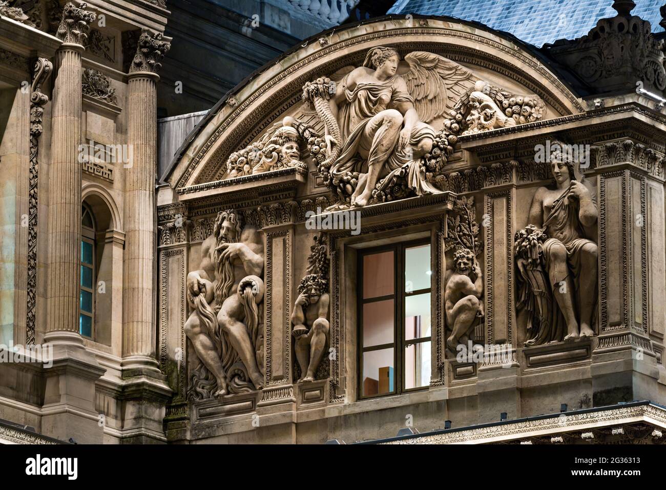 FRANCE. PARIS (75) COUR CARREE DU LOUVRE DÉTAILS ET SON ÉCLAIRAGE DE NUIT Banque D'Images