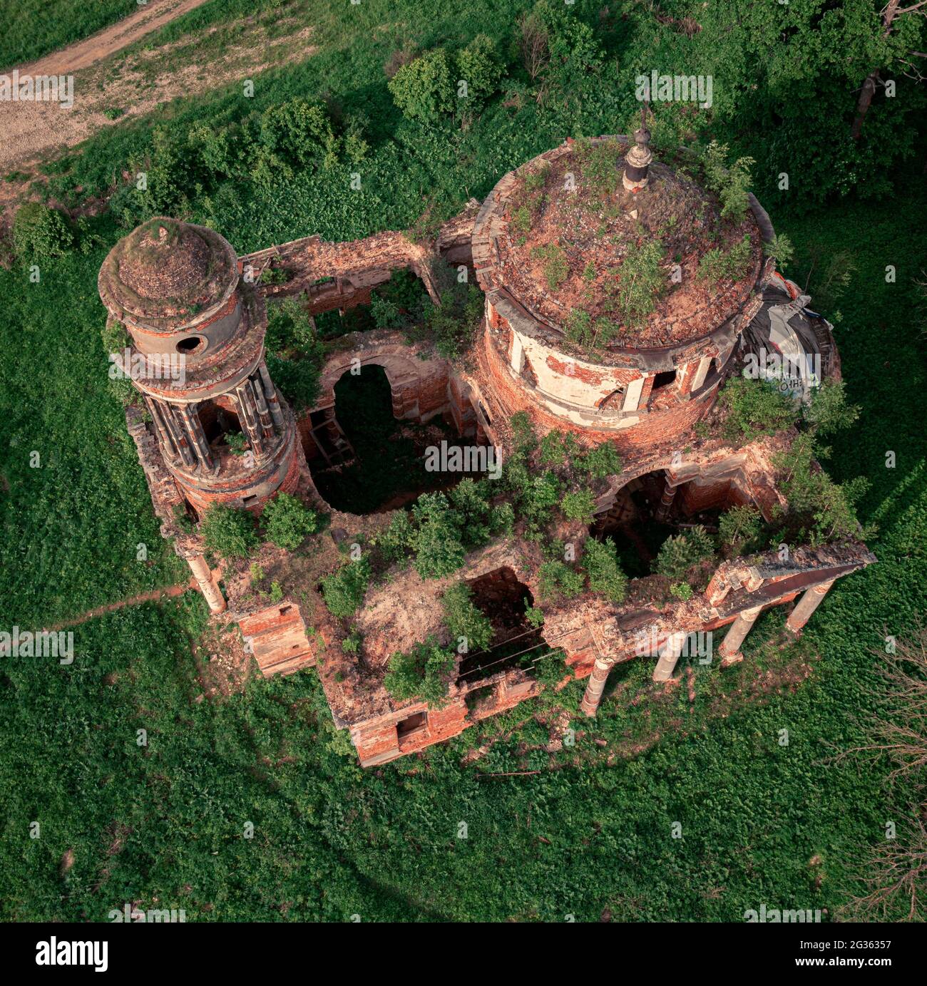 Vue de dessus d'un bâtiment abandonné avec des plantes en croissance sur le toit Banque D'Images