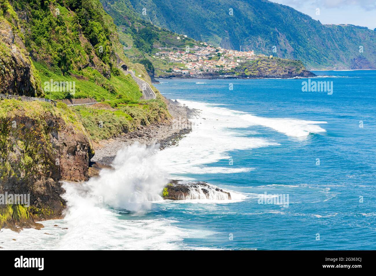 Vagues s'écrasant sur la côte rocheuse en direction de Seixal, municipalité de Porto Moniz, île de Madère, Portugal Banque D'Images