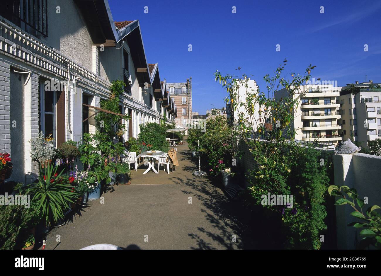 FRANCE PARIS (75) 1 ÈME ARRONDISSEMENT, QUARTIER DE BUTTE AUX CAILLES: BÂTIMENT 22 RUE BARRAULT, APPELÉE "PETITE RUSSIE", PETITES MAISONS SUR LE TOIT D'UN GARAGE Banque D'Images