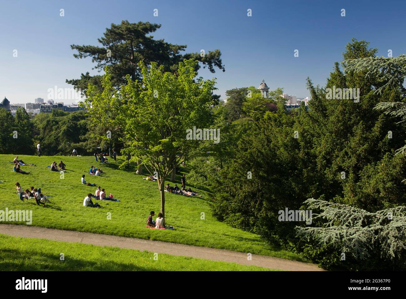 FRANCE PARIS (75) 19ÈME ARRONDISSEMENT, JARDIN DES BUTTES CHAUMONT, PELOUSE ET PERSONNAGES Banque D'Images