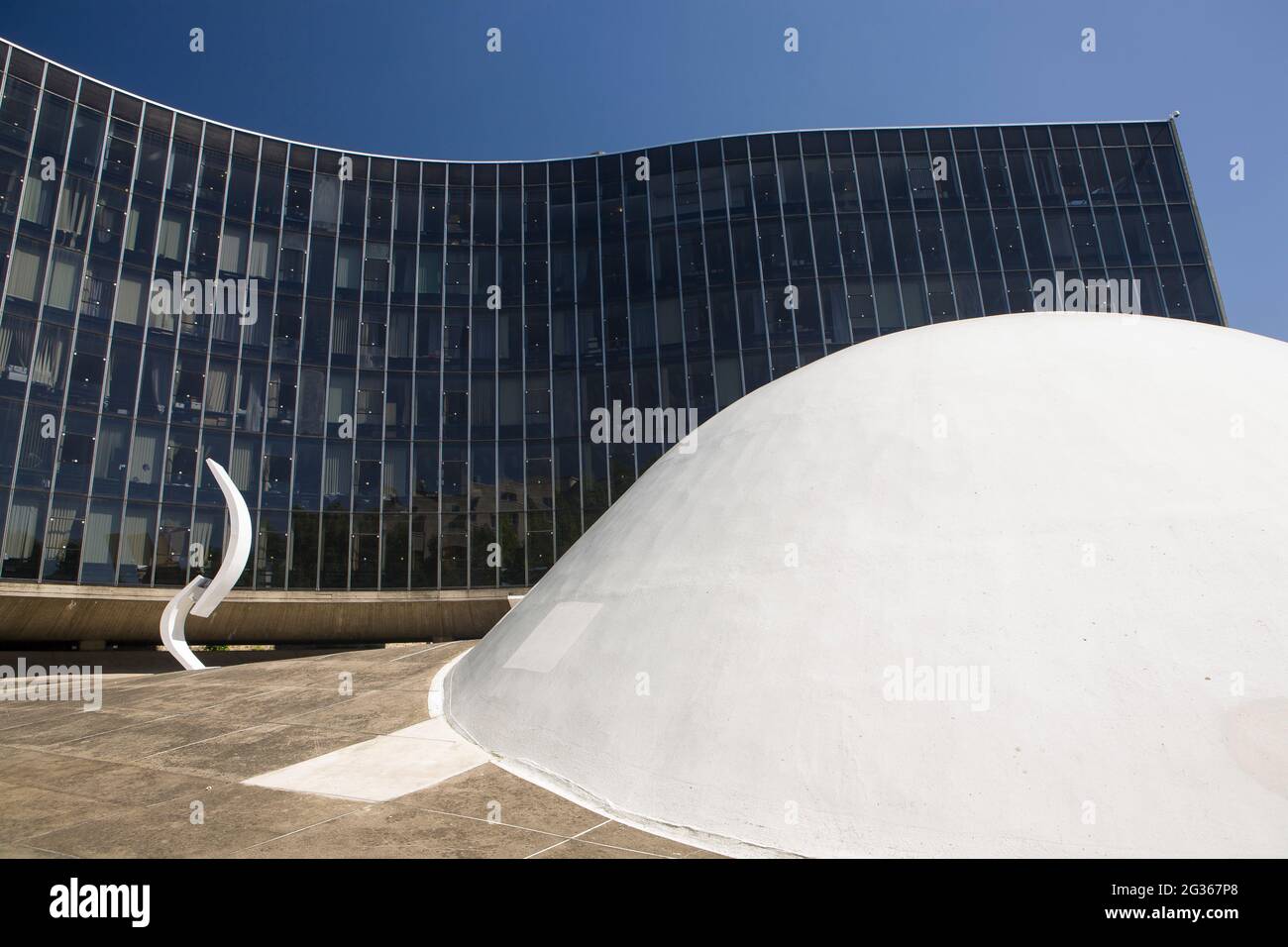 FRANCE PARIS (75) 19 ÈME ARRONDISSEMENT, LE SIÈGE ET LA COUPOLE DU PARTI COMMUNISTE FRANÇAIS (1971), 1 PLACE DU COLONEL FABIEN, ARCHE : OSCAR NIEMEYER Banque D'Images