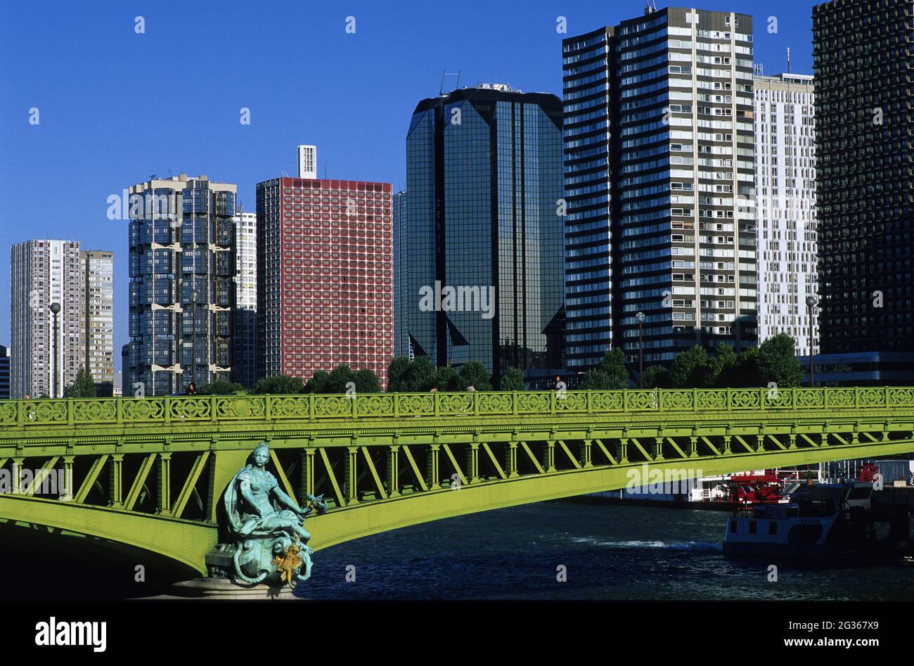 FRANCE PARIS (75) 15ÈME ARRONDISSEMENT, LE PONT MIRABEAU ET LES TOURS DU 'FRONT DE LA SEINE' Banque D'Images