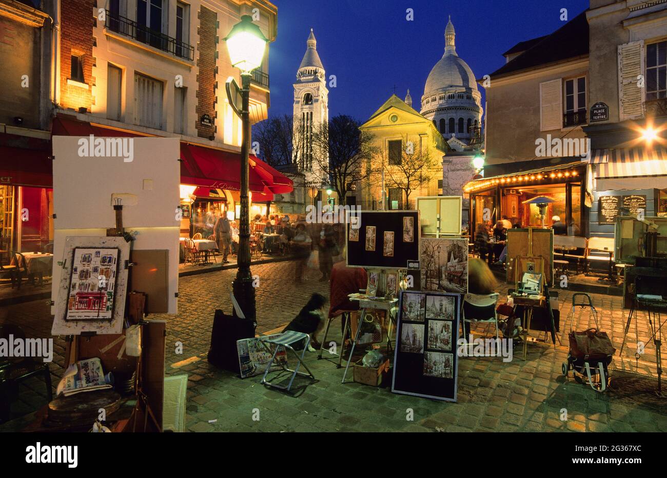 FRANCE PARIS (75) 18ÈME ARRONDISSEMENT, MONTMARTRE, PLACE DU TERTRE, SACRÉ COEUR ET EGLISE ST PIERRE Banque D'Images