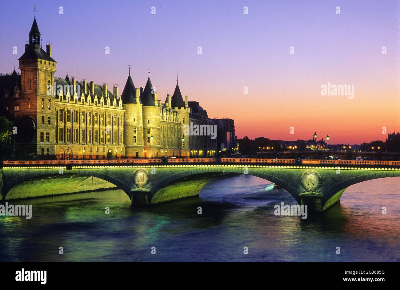 FRANCE PARIS (75) 1ER ARRONDISSEMENT, LA CONCIERGERIE, ANCIEN BÂTIMENT DU PALAIS DE LA CITÉ, PALAIS DE JUSTICE ACTUEL DE PARIS ET PONT DE CHANGEMENT Banque D'Images