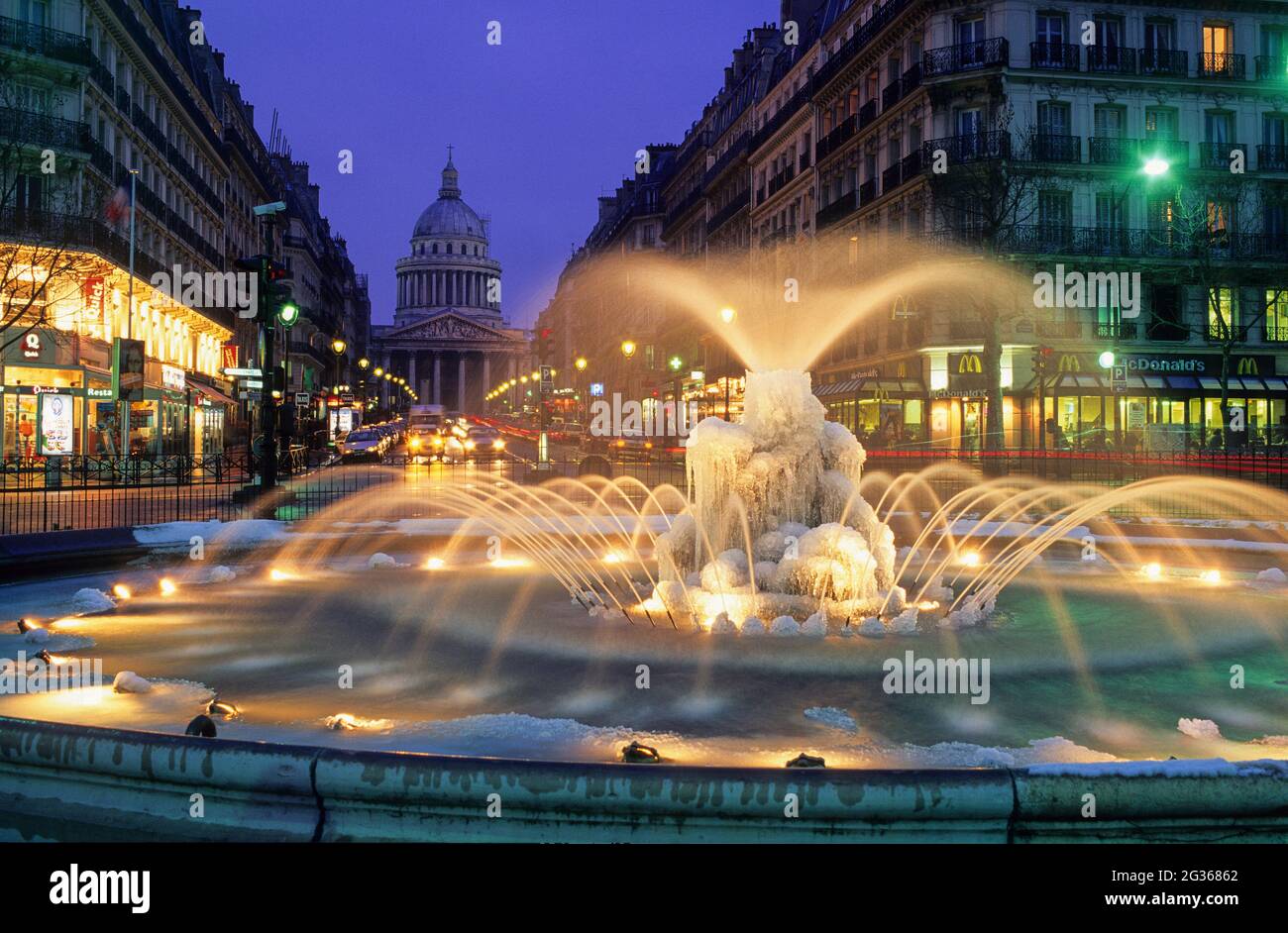 FRANCE PARIS (75) 5ÈME ARRONDISSEMENT, LA PLACE DE LA FONTAINE DU GIVRE EDMOND ROSTAND ET LE PANTHÉON Banque D'Images