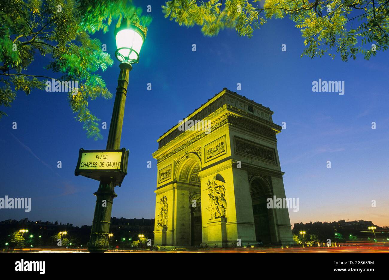 FRANCE PARIS (75) 8ÈME ARRONDISSEMENT, ARC DE TRIOMPHE DE L'ETOILE VU DE LA PLACE CHARLES DE GAULLE Banque D'Images