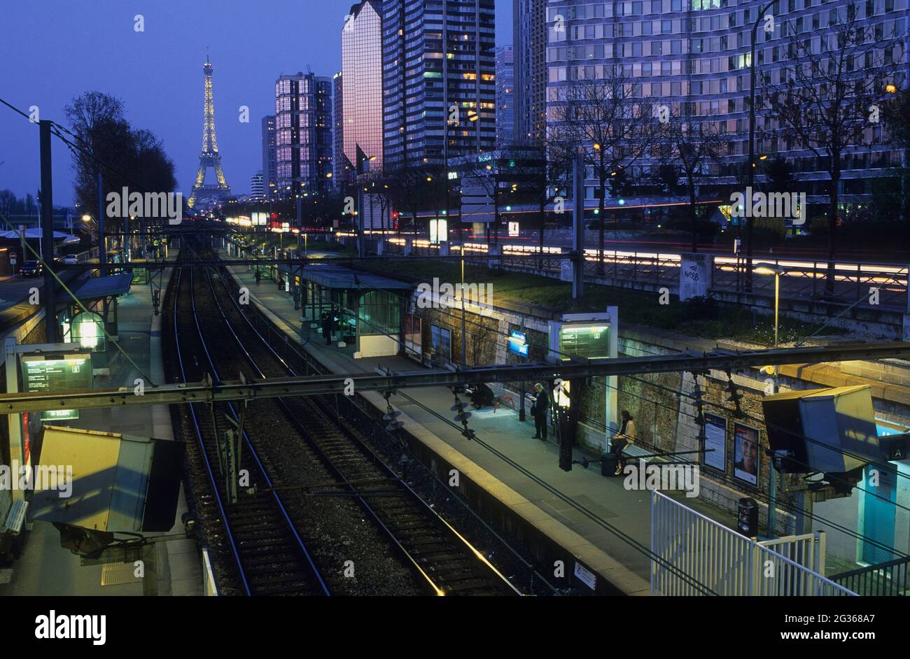 FRANCE PARIS (75) 15ÈME ARRONDISSEMENT, LA STATION DE RER JAVEL, LA TOUR EIFFEL ET LES TOURS DU FRONT DE SEINE Banque D'Images