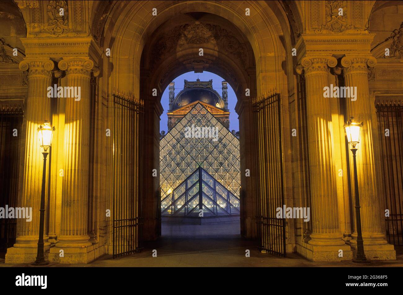 FRANCE PARIS (75), 1ER ARRONDISSEMENT, CLASSÉ PATRIMOINE MONDIAL DE L'UNESCO, MUSÉE DU LOUVRE, PYRAMIDE DU LOUVRE COUR NAPOLÉON PAR L'ARCHITECTE LEO MING PEI, Banque D'Images