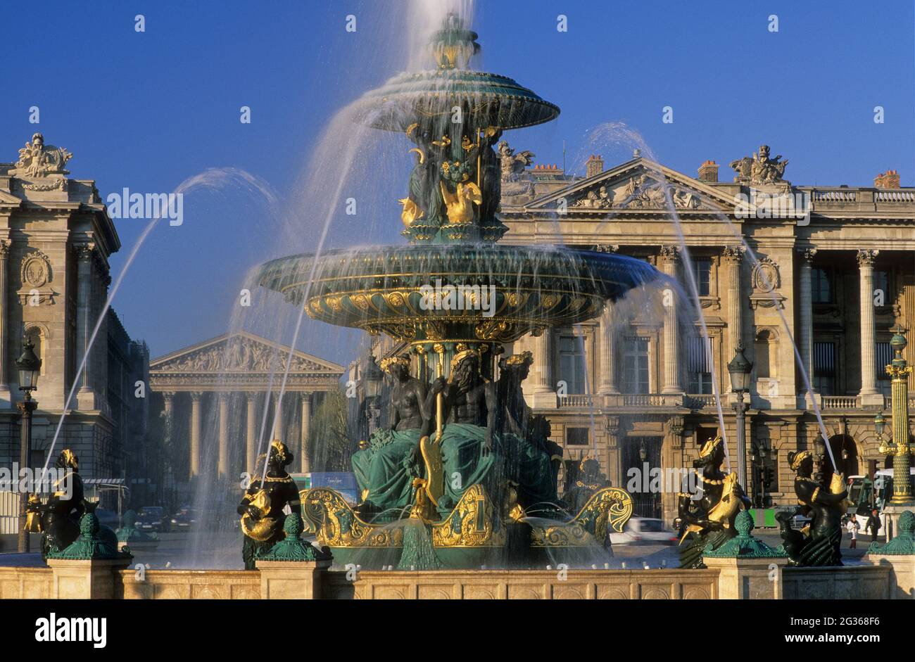 FRANCE PARIS (75) 8ÈME ARRONDISSEMENT, FONTAINE DE LA PLACE DE LA CONCORDE ET EGLISE DE LA MADELEINE Banque D'Images